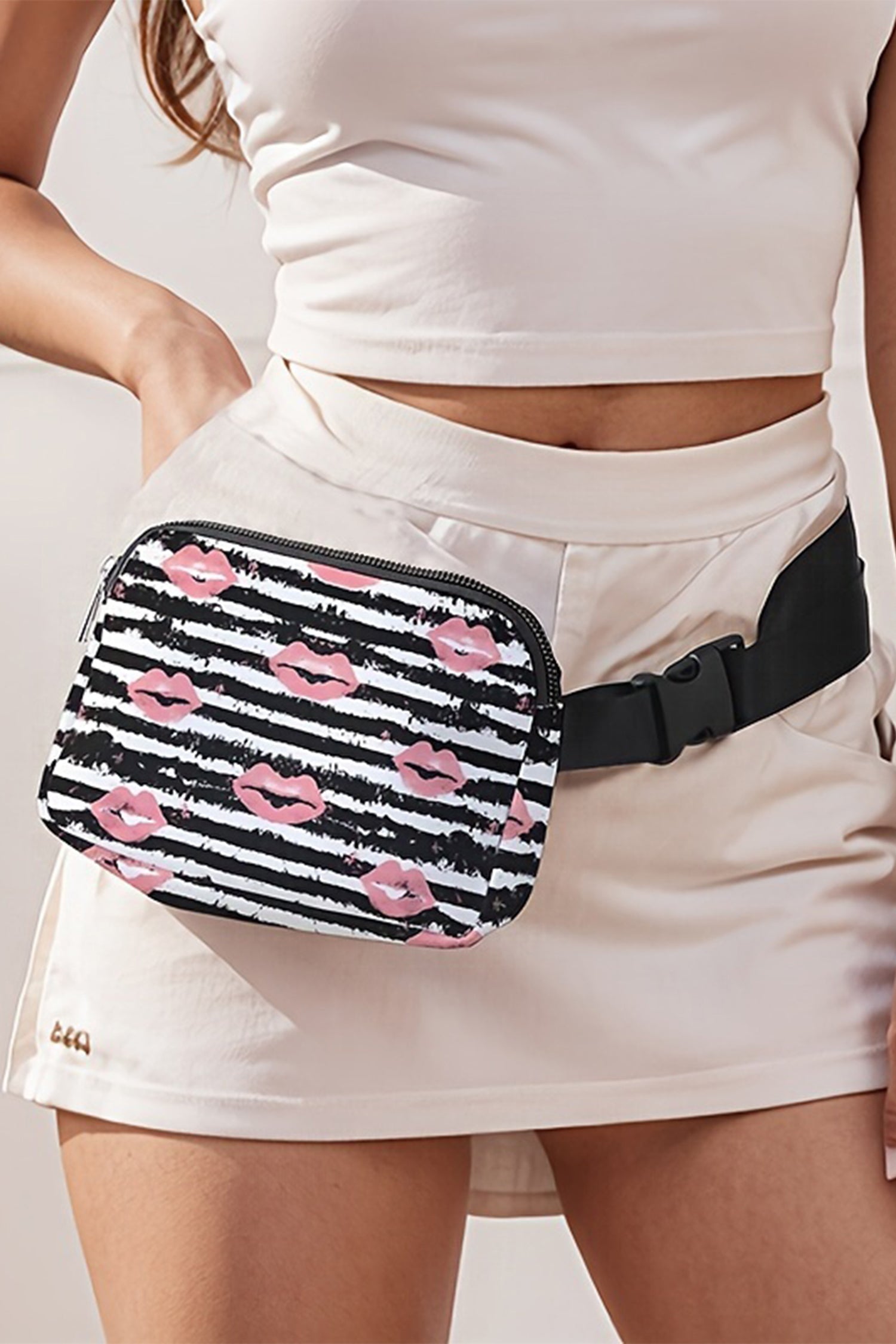 Color black Vintage Dyed Stripes Kiss Lips Printed Crossbody Bag