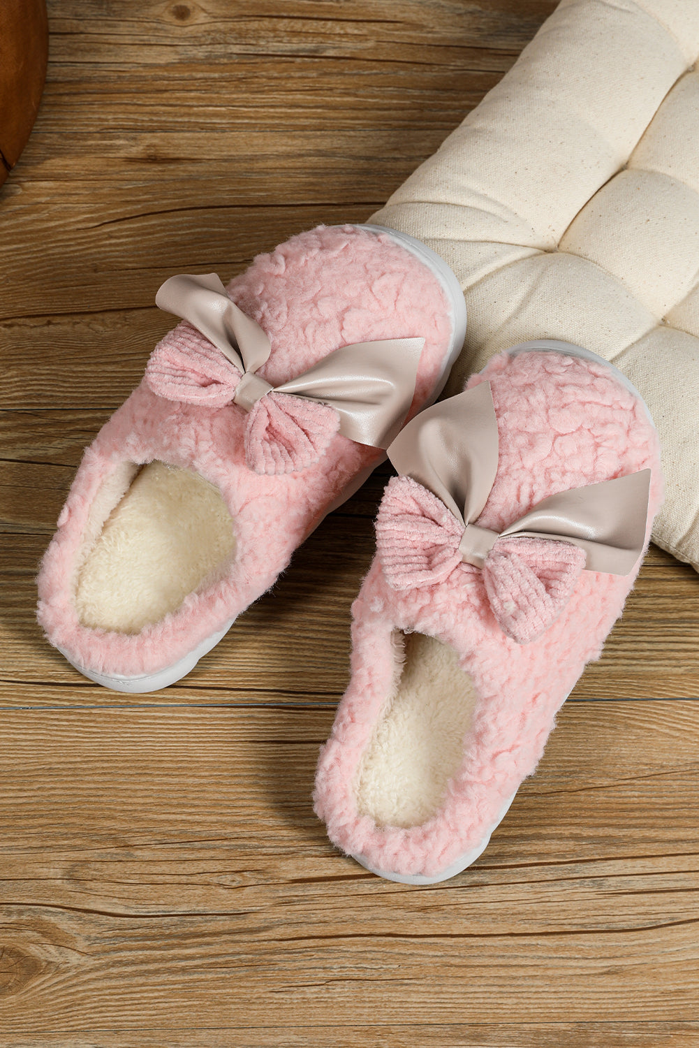 White Contrast Bowknot Applique Plush Winter Slippers (Colors May Differ by Batch)